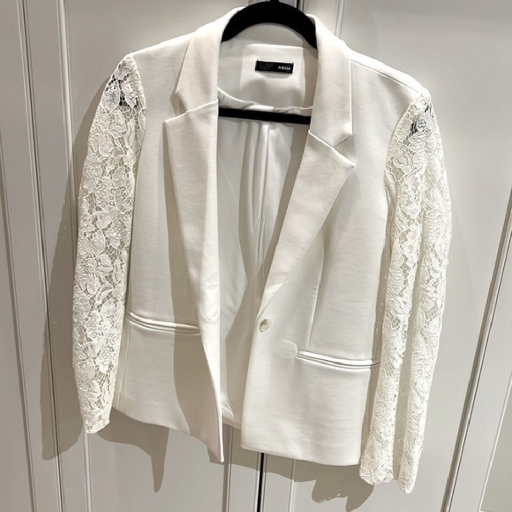 NWOT AQUA WHITE BLAZER WITH LACE SLEEVES SIZE XS.